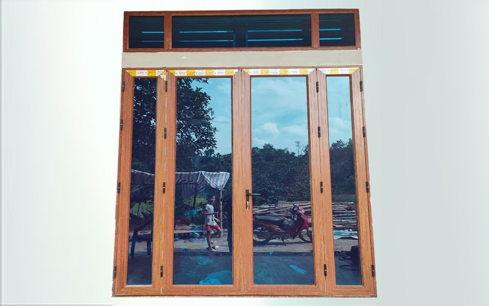 Cửa sổ nhôm vân gỗ cẩm lai